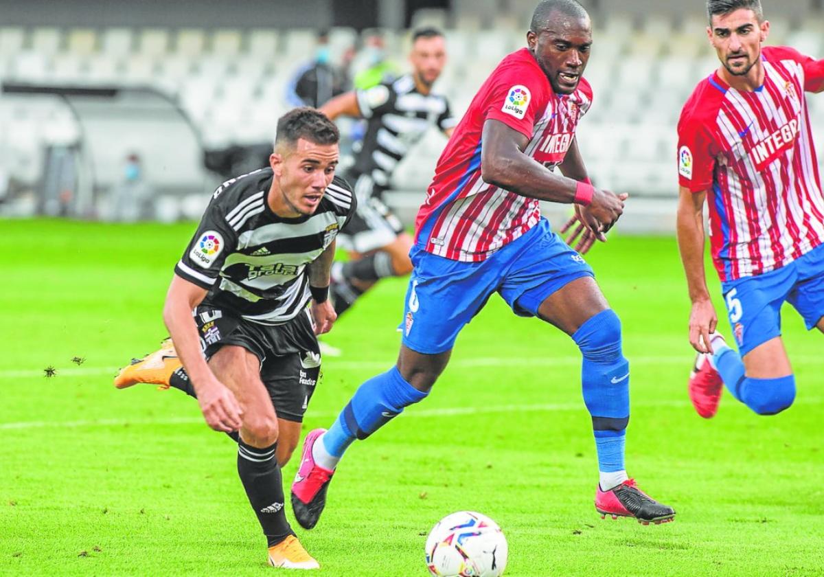 Simón Moreno conduce la pelota ante los defensas del Sporting en un partido con el FC Cartagena en la temporada 2020-21.