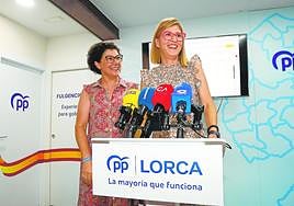 La senadora electa Antonia López Moya y la secretaria general del PP en Lorca, Rosa Medina, ayer.