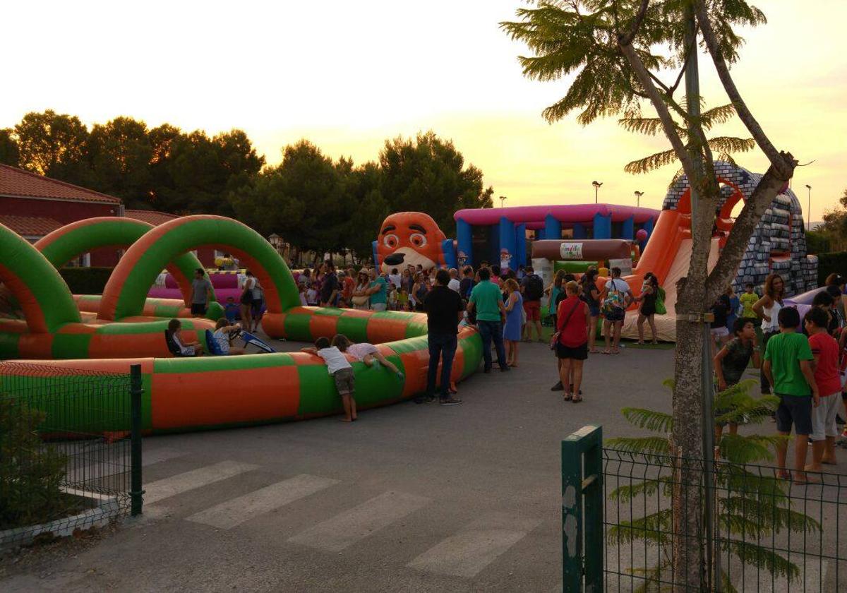 Un grupo de niños se divierte en los hinchables colocados en las instalaciones del polideportivo.