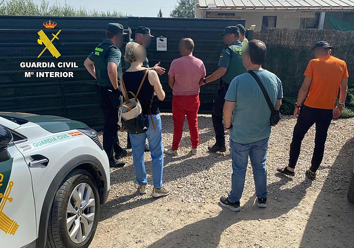 Agentes de la Guardia Civil con uno de los detenidos.