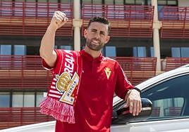 Rodri Ríos, este miércoles, frente al estadio Enrique Roca.