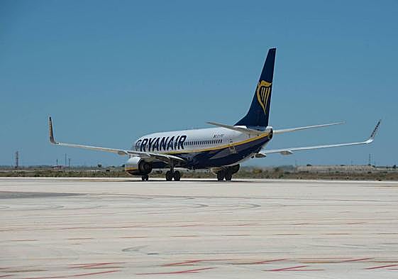 Un avión de Ryanair aterriza en el aeropuerto de Corvera, en una imagen de archivo.