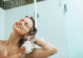 Una mujer en la ducha, en una imagen de archivo.