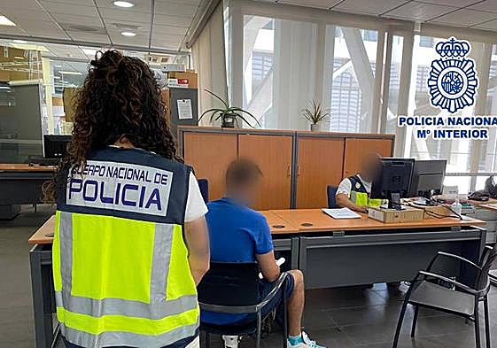 Agentes del grupo a cargo de la detención del cabecilla, durante la investigación.