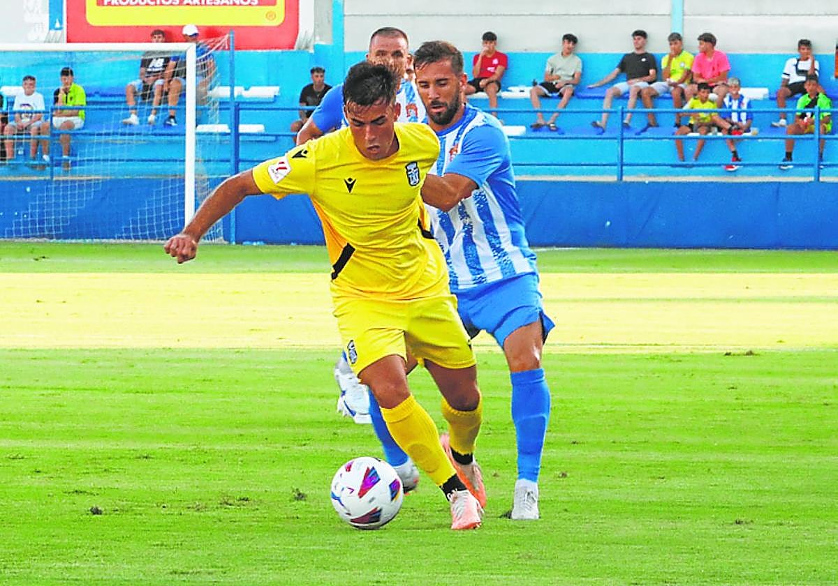 Ayllón, delantero del Cartagena B, protege el balón durante el amistoso de ayer contra el Águilas.
