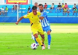 Ayllón, delantero del Cartagena B, protege el balón durante el amistoso de ayer contra el Águilas.