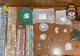 Dinero, droga y otros efectos intervenidos.