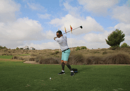 Cuatro momentos del 'swing' del británico Matthew Hill durante la entrevista que mantuvo con LA VERDAD, en el campo murciano de El Valle Golf.