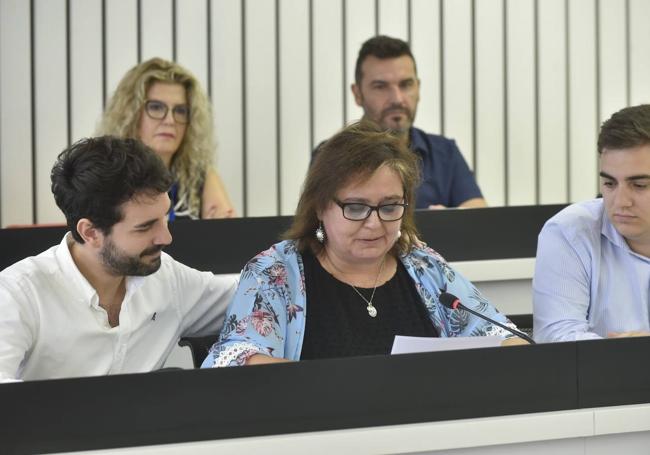 La edil María Dolores Sánchez lee un mensaje escrito por María Eugenia Sánchez para los vecinos de Las Torres de Cotillas.