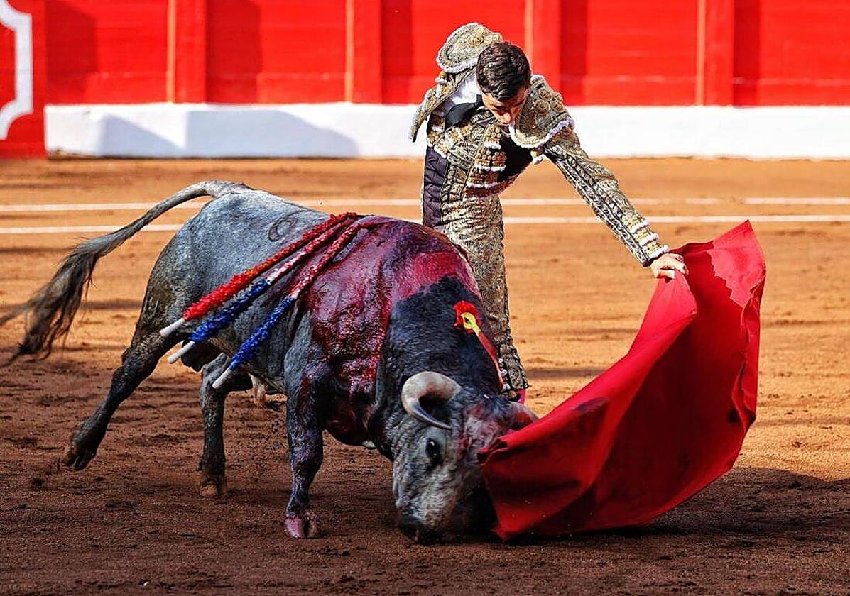 Paco Ureña, al natural con el segundo de la tarde.