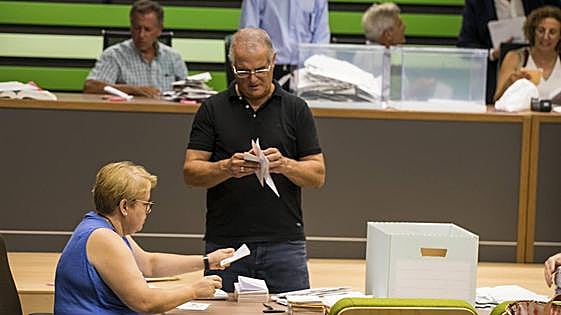 El PSOE gana entre los murcianos en el extranjero y suma 1.213 votos más