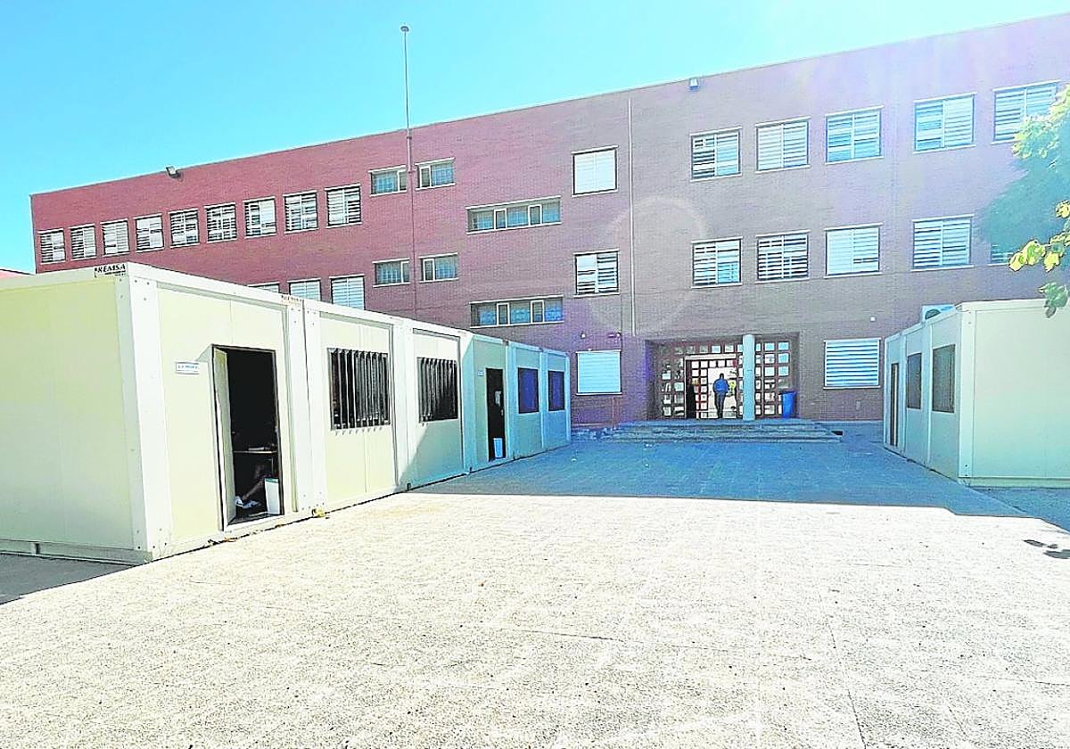 Aulas prefabricadas instaladas en el instituto Antonio Menárguez.