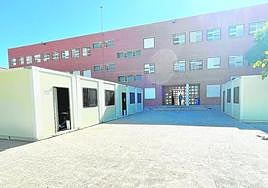 Aulas prefabricadas instaladas en el instituto Antonio Menárguez.