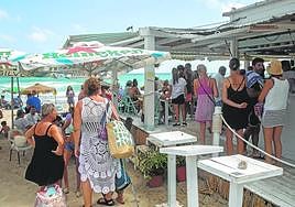 Alta afluencia de comensales en el chiringuito La Cangreja, en La Manga.