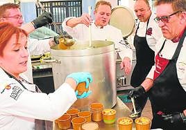 Reparto de raciones de cocido en Javalí Viejo, el pasado diciembre, a beneficio de las personas afectadas por las lluvias torrenciales.