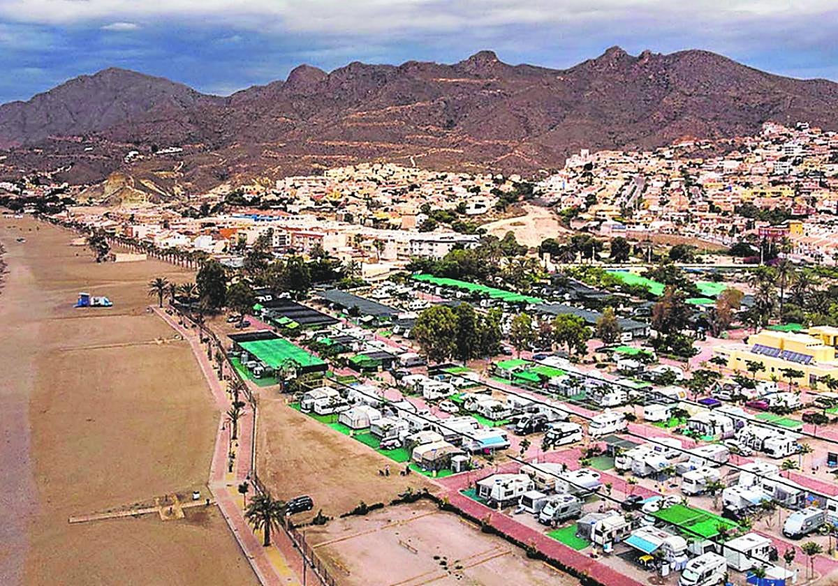 Vista áerea de las instalaciones de un camping.