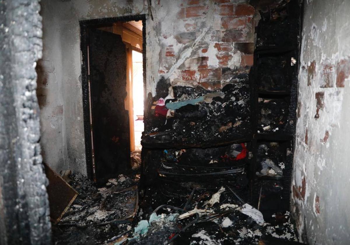 Imagen de una de las habitaciones de la vivienda afectada por el incendio.