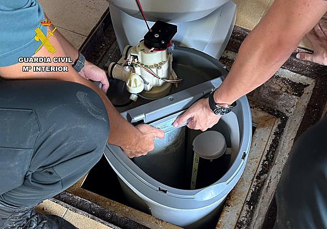 Máquina descalcificadora que los agentes tuvieron que retirar para acceder al herido.