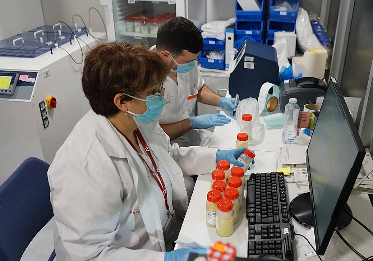 Dos sanitarios etiquetan leche donada en La Arrixaca.