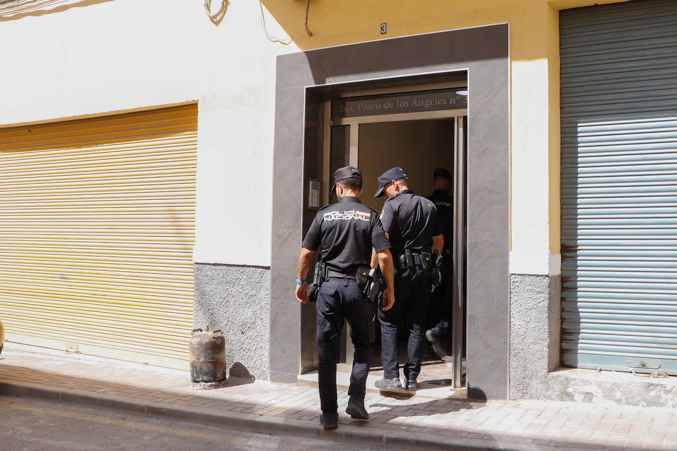 Incendia su casa con su mujer e hijos dentro en Lorca