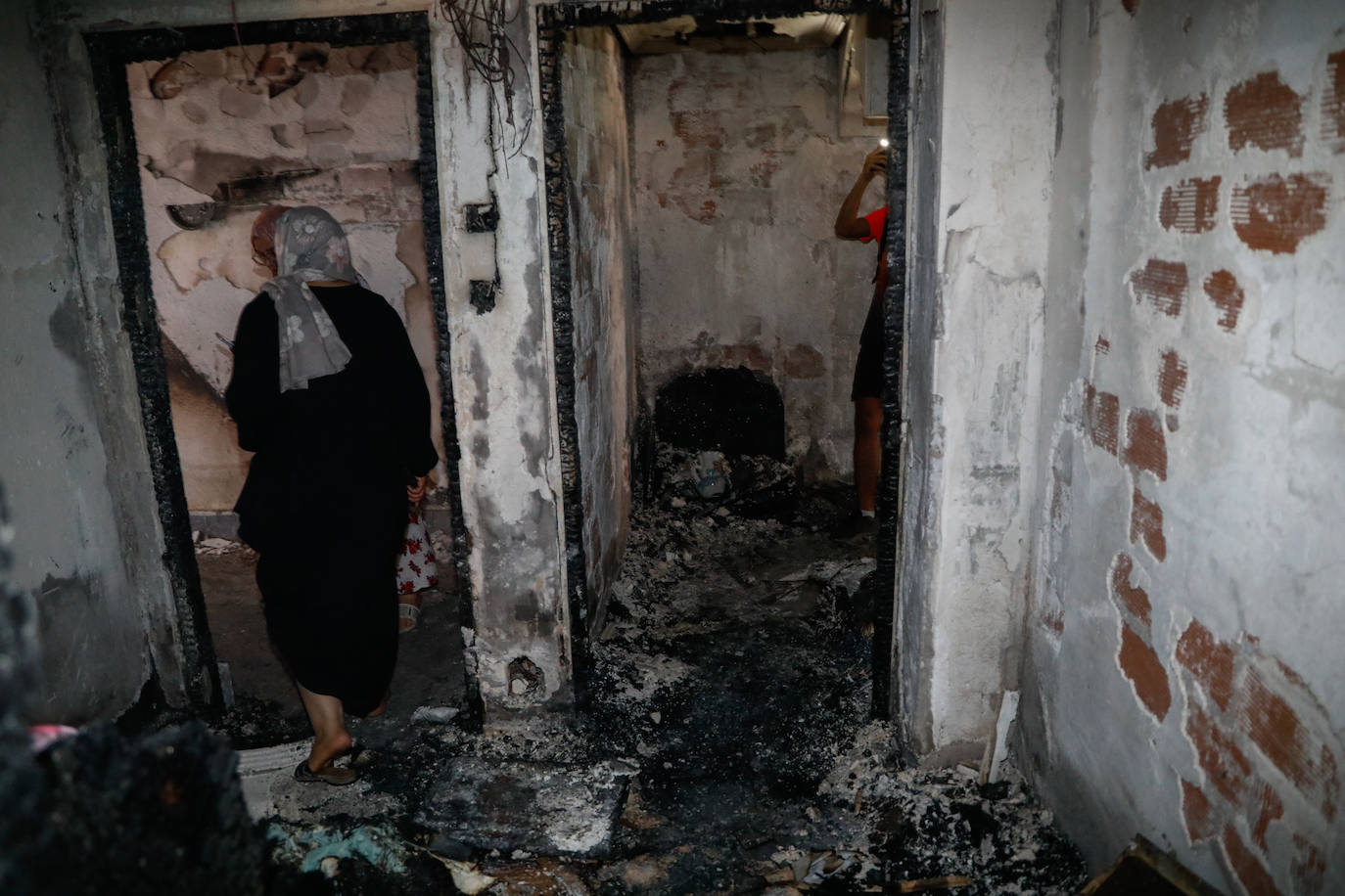 Incendia su casa con su mujer e hijos dentro en Lorca