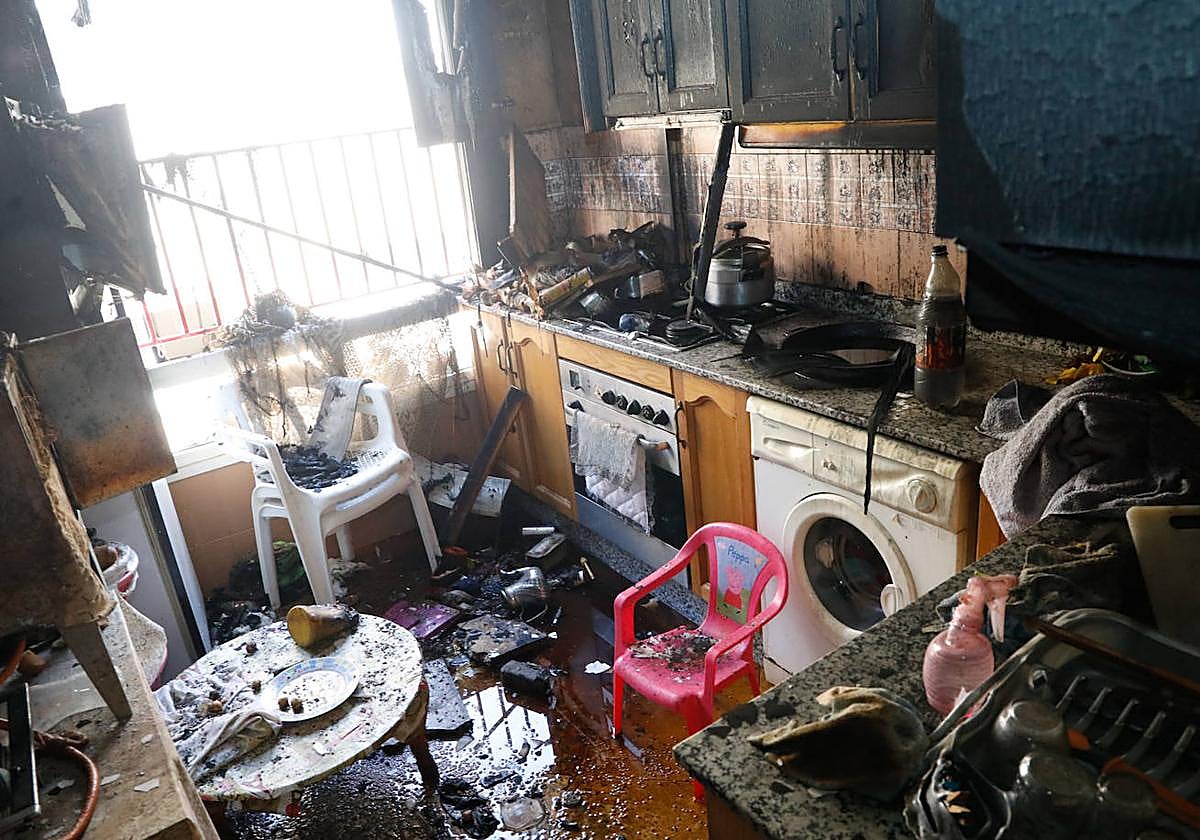 Incendia su casa con su mujer e hijos dentro en Lorca