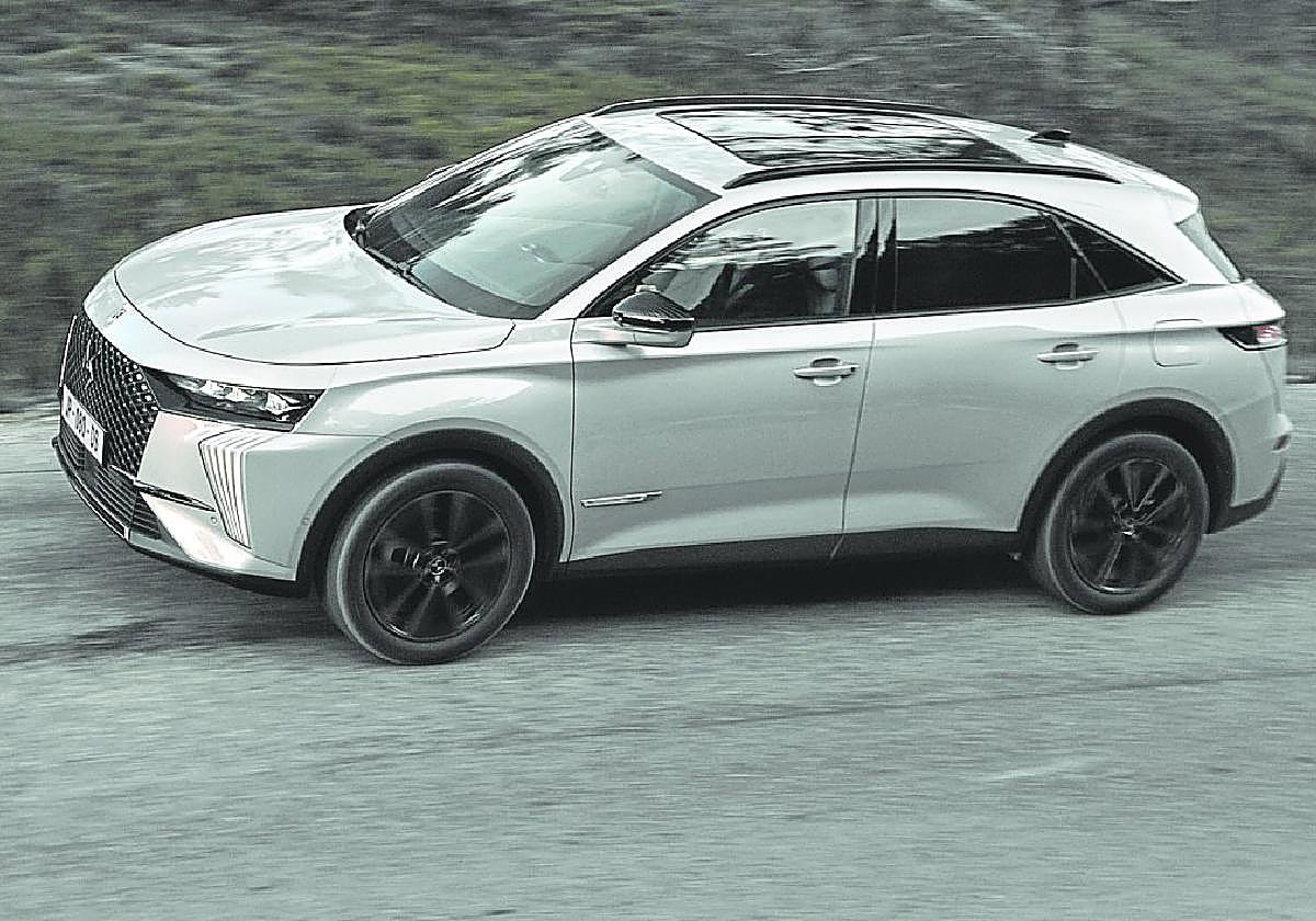 El DS 7 Esprit de Voyage está disponible en seis tonos de carrocería: negro perla, crystal pearl, lacquered grey, blanco nacarado, gris platino y azul zafiro.