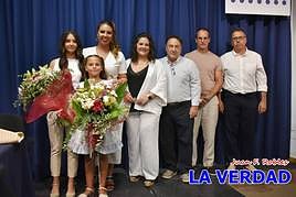 Relevo. El nuevo presidente, las Amazonas y la caballista del año, posan junto a sus antecesores en los cargos