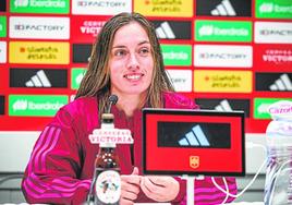 Eva Navarro atiende a los medios ayer en Palmerston (Nueva Zelanda).