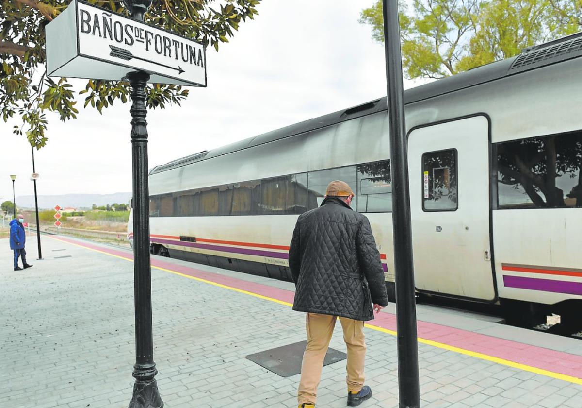 Un automotor de la serie 599, en febrero del año pasado, en la estación de Archena.