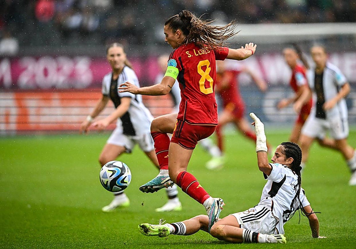 La murciana Silvia Lloris, este domingo, conduce el balón en la final ante Alemania.