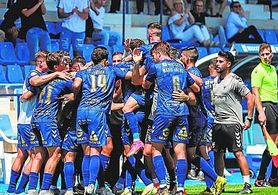 Los jugadores delUCAM hacen una piña para celebrar un gol en imagen de archivo.