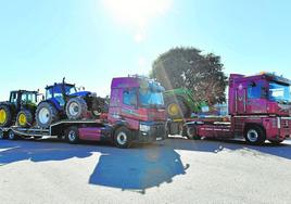 Un grupo de camioneros se dispone a cubrir una ruta, en una imagen de archivo.