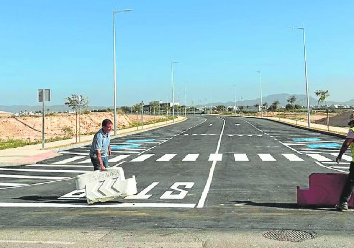 El alcalde de Torre Pacheco (2i) asistió a la apertura del vial de conexión, abierto este fin de semana.