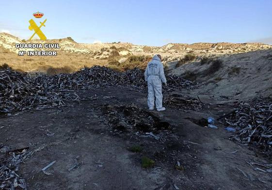 Restos encontrados en una zona en la que la banda quemó el cableado.