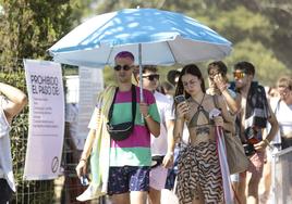 Varias personas en los alrededores de un festival, en una imagen de archivo.