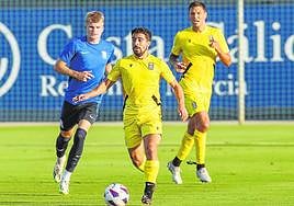 El polivalente Jairo Izquierdo, que Sánchez del Amo utiliza en pretemporada como su único extremo de garantías, avanza metros en el partido amistoso contra el Birmingham.