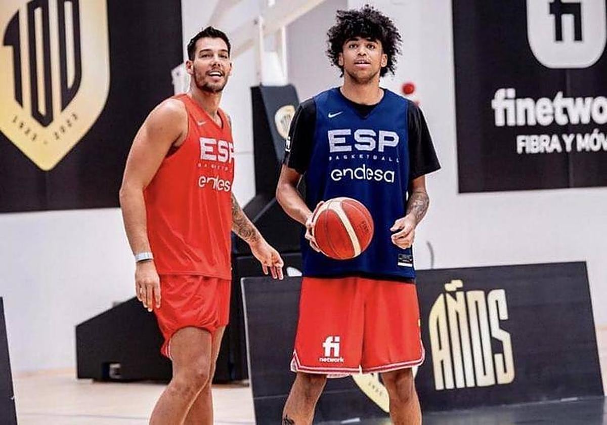 Izan Almansa, en su primer entrenamiento con la selección española, junto a Willy Hernangómez.
