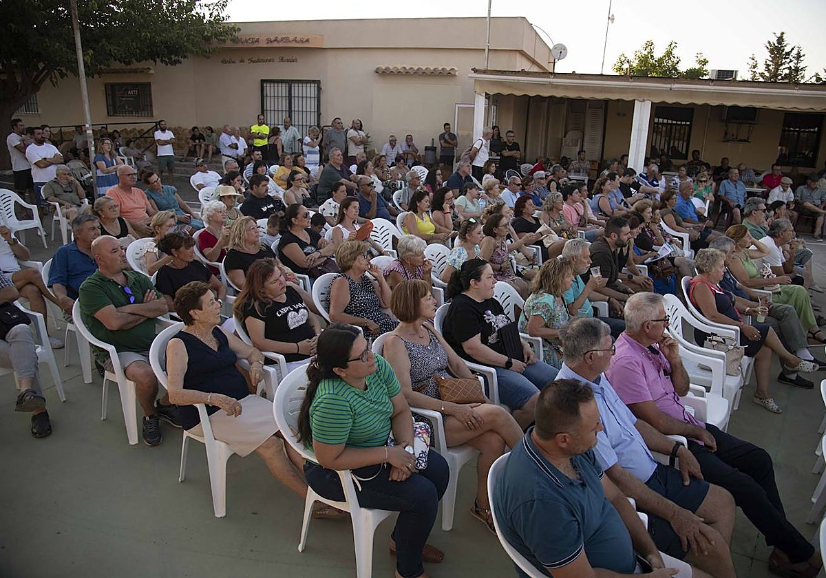 Asistentes a la reunión vecinal en Los Puertos de Santa Bárbara.