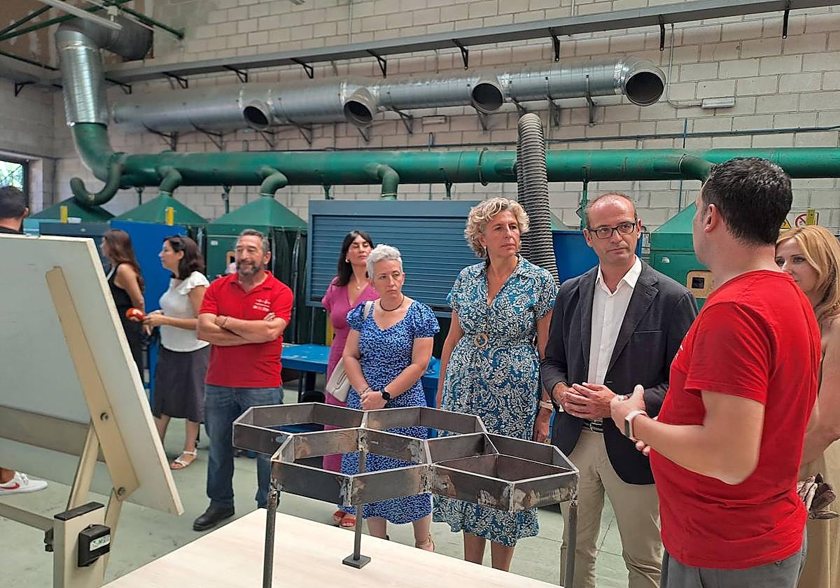 El consejero en funciones de Educación, Formación Profesional y Empleo, Víctor Marín, visitó los programas mixtos de empleo y formación subvencionados por el SEF que desarrolla el Ayuntamiento de Murcia.