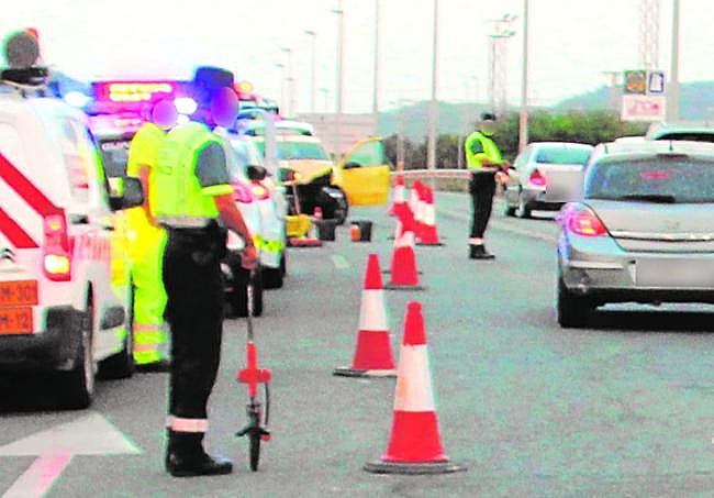 Agentes trabajando en el accidente mortal de la autovía de La Manga por el que un menor de edad ha resultado detenido.