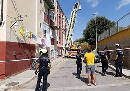 Los bomberos rescatan a seis personas de un incendio en Cartagena