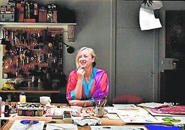 La artista plástica Katarzyna Rogowicz en su espacio de trabajo de su recién estrenado estudio.