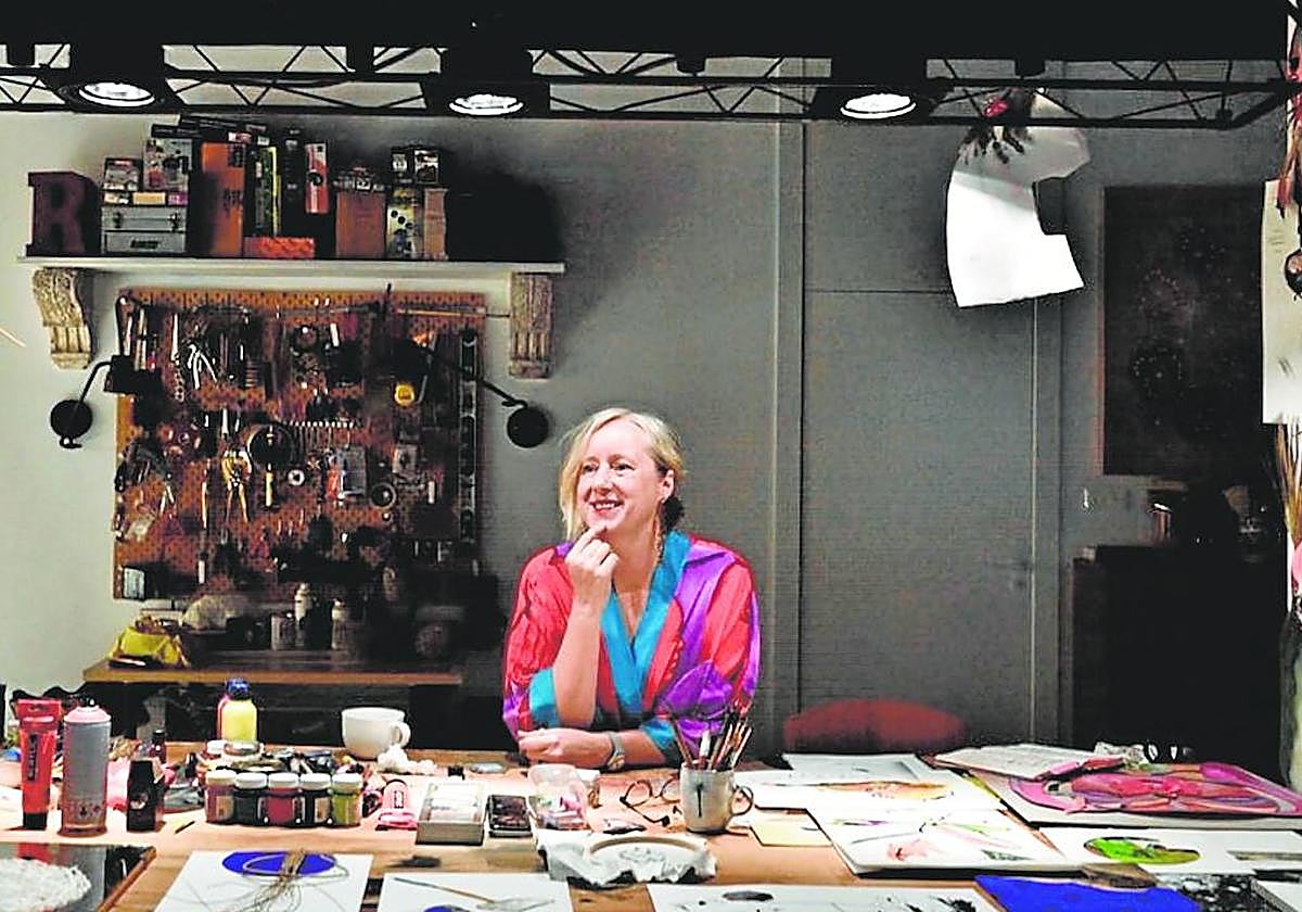 La artista plástica Katarzyna Rogowicz en su espacio de trabajo de su recién estrenado estudio.