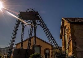 Exterior del centro de interpretación de la Mina de Las Matildes con su reconocible castillete.