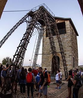 Imagen secundaria 2 - Arriba: maquinaria para la extracción en la mina de Las Matildes. | Abajo a la izquierda: una concurrida visita guiada. | Abajo a la derecha: Mina Blanca o San Quintín, con su torre de arquitectura de estilo Cornish, incluida en la declaración de Patrimonio de la Humanidad por la Uneso.