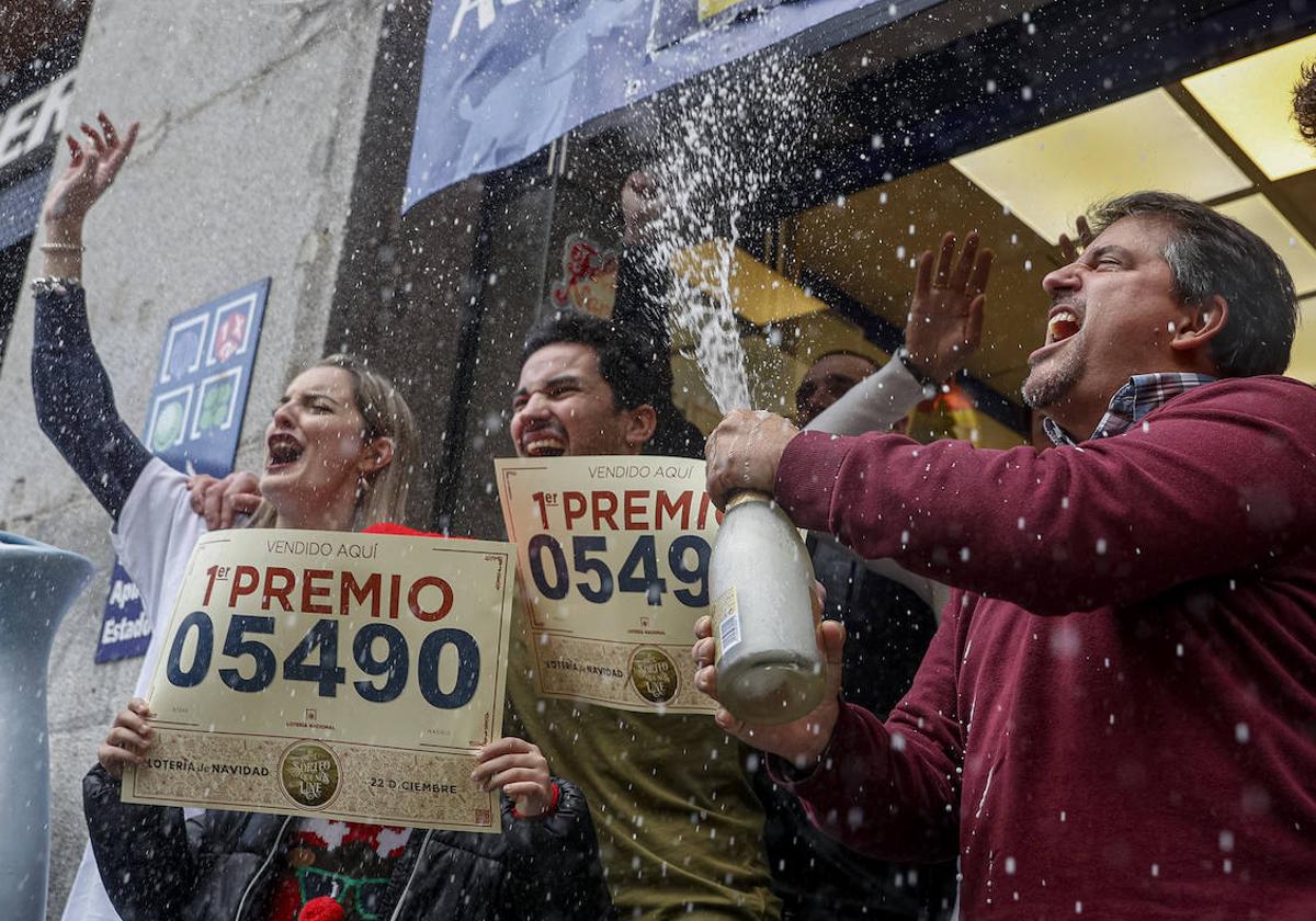 Varias personas celebran haber ganado el primer premio del Sorteo de la Lotería de Navidad 2022.