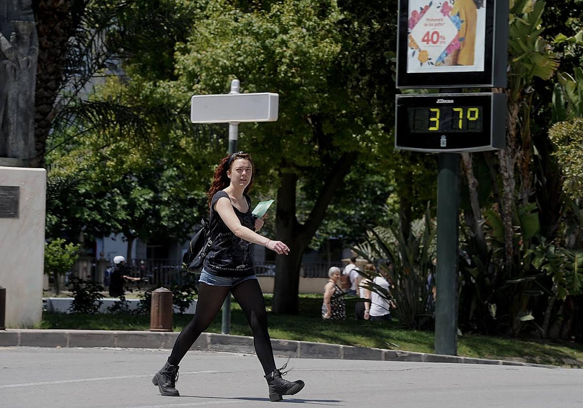 Una mujer caminando por el centro de Murcia en un día con altas temperaturas, en una imagen de archivo.