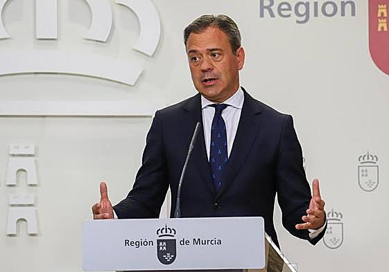 El portavoz del Gobierno regional, Marcos Ortuño, este jueves en rueda de prensa.