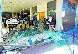 El escaparate de la tienda de instrumentos musicales quedó totalmente destrozado tras el asalto protagonizado por los 'aluniceros'.